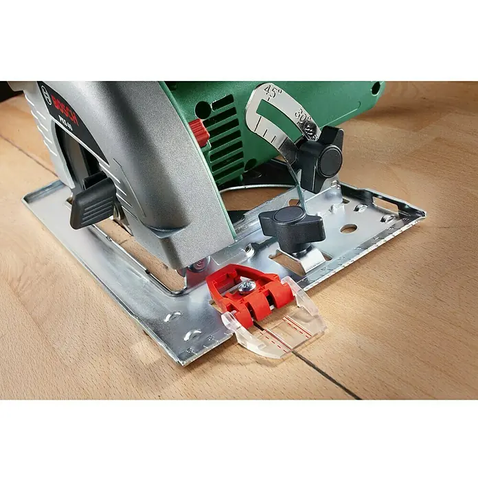 Bosch Sierra circular de mano PKS 40 - 850 W, Diámetro hoja de sierra: 130 mm, Profundidad de corte a 90 °: 0 mm - 40 mm - Primer plano de una sierra circular manual Bosch PKS 40 con guía roja sobre una superficie de madera.