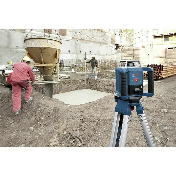 Bosch Professional Rotationslaser GRL 400 H - Max. Arbeitsbereich: 20 m, 8 -tlg. - Bild von Bosch GRL 600 Rotationslaser Professional auf einer Baustelle bei Betonarbeiten, um die Genauigkeit der Nivellierung zu gewährleisten.