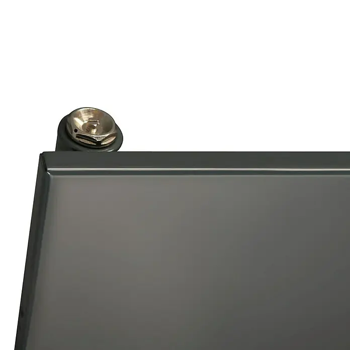 Ximax Raumheizkörper P1 Plan Horizontal - B x H: 595 x 1.200 mm, Wärmeleistung bei Vorlauftemperatur von 75 °C (D: 50): 609 W, Anthrazit - Nahaufnahme einer eleganten, grauen Hip Flask mit einem glänzenden Verschluss, ideal für stilvolle Getränke unterwegs.
