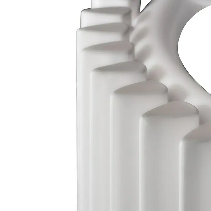 Ximax Raumheizkörper Triton-E - B x H: 340 x 1.800 mm, Wärmeleistung bei Vorlauftemperatur von 75 °C (D: 50): 850 W - Nahaufnahme eines weißen Getriebes. Es zeigt die Zahnradstruktur und die glatte, helle Oberfläche des Materials.