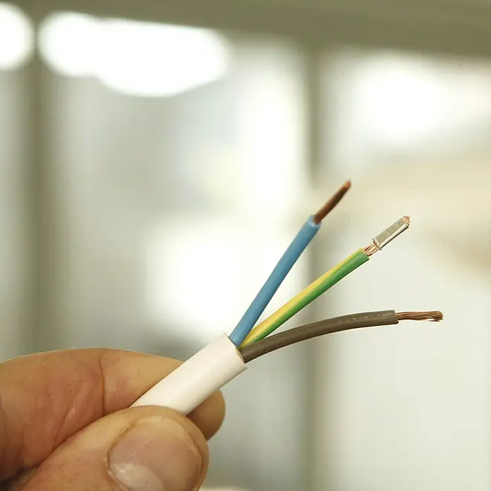 UniTEC Aderendhülse - 1,5 mm² x 7 mm, 100 Stk. - Nahaufnahme eines Starkstromkabels mit drei farbigen Adern, gehalten in einer Hand.