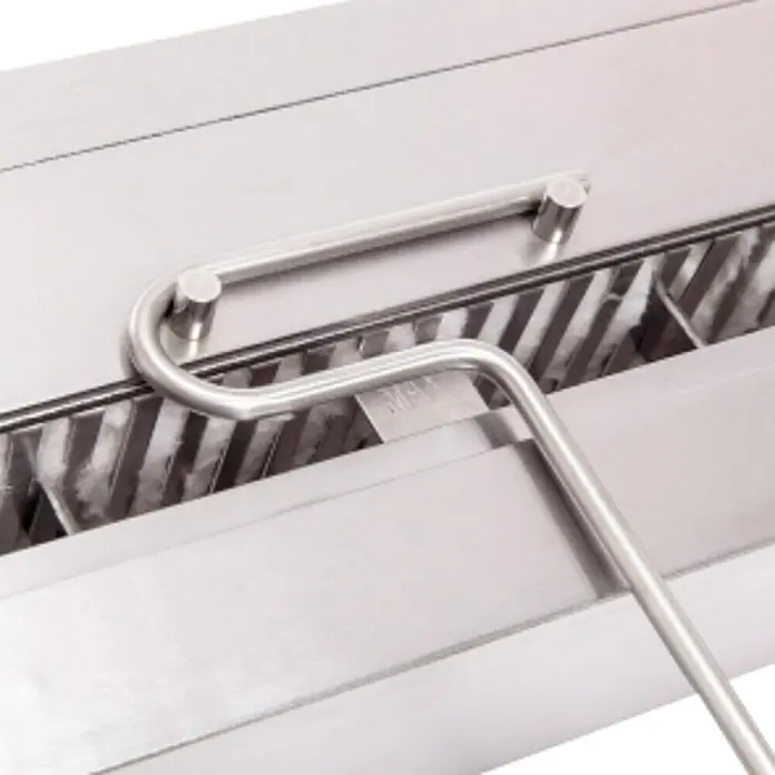 Purline Bloque de combustión F9690 - 90 x 15 x 8 cm, Acero inoxidable - Primer plano de un fogón de acero inoxidable con una herramienta para ajustar la llama sobre la superficie.