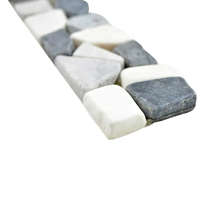 Fliesenbordüre Ciot BO CIOT GW9 - 30 x 5 cm, Mix Schwarz/Grau/Weiß, Matt - Nahaufnahme von weißen und grauen Kieselsteinen, die zu einem attraktiven Muster für Mosaikfliesen angeordnet sind. Ideal für Innen- und Außendesign.