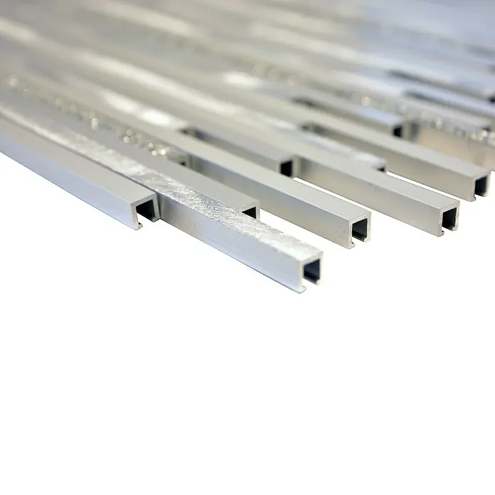 Mosaikfliese Verbund ALF L401GS - 27,2 x 30,2 cm, Silber, Matt - Nahaufnahme von silberfarbenen Aluminiumprofilen mit quadratischem Hohlraum, die sich ideal für Konstruktionen eignen.