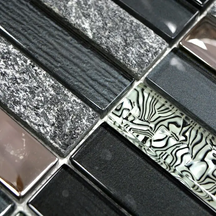 Mosaikfliese Rechteck Crystal Mix NIGHT 88X - 29,8 x 29,8 cm, Schwarz, Glänzend - Nahaufnahme von rechteckigen Mosaikfliesen in verschiedenen Texturen, die ein modernes und stilvolles Design zeigen.