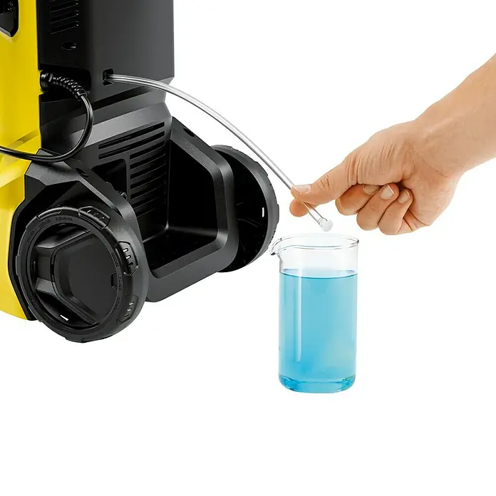 Kärcher Hochdruckreiniger K 4 Pure Flex Home - 1.800 W, Max. Druck: 130 bar, Fördermenge: 420 l/h - Detailaufnahme eines Kärcher Hochdruckreinigers, der mit einem Schlauch Flüssigkeit aus einem Becherglas saugt.