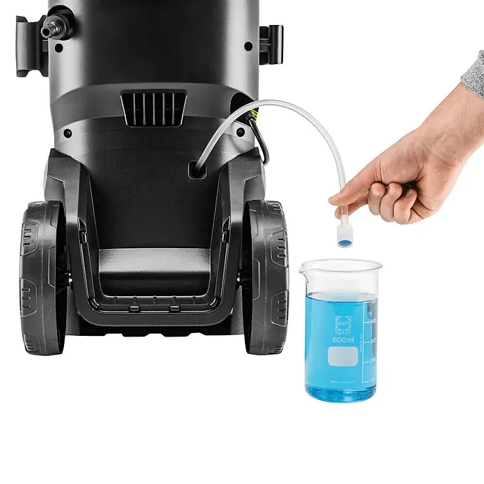 Kärcher Hochdruckreiniger K 7 WCM Pure Flex Home - 3.000 W, Max. Druck: 180 bar, Fördermenge: 600 l/h - Das Bild zeigt einen Hochdruckreiniger mit Zubehör zum Ansaugen von Reinigungsmitteln, präsentiert auf schwarzem Hintergrund.