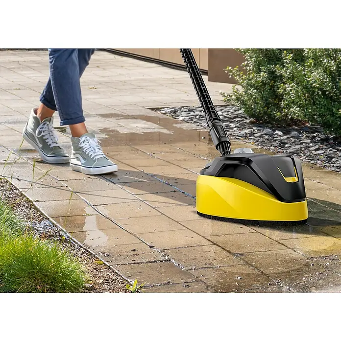 Kärcher Hochdruckreiniger K 7 WCM Pure Flex Home - 3.000 W, Max. Druck: 180 bar, Fördermenge: 600 l/h - Der Kärcher Flächenreiniger im Einsatz auf einer nassen Steinterrasse, ideal zur schnellen und gründlichen Reinigung von Aussenbereichen.