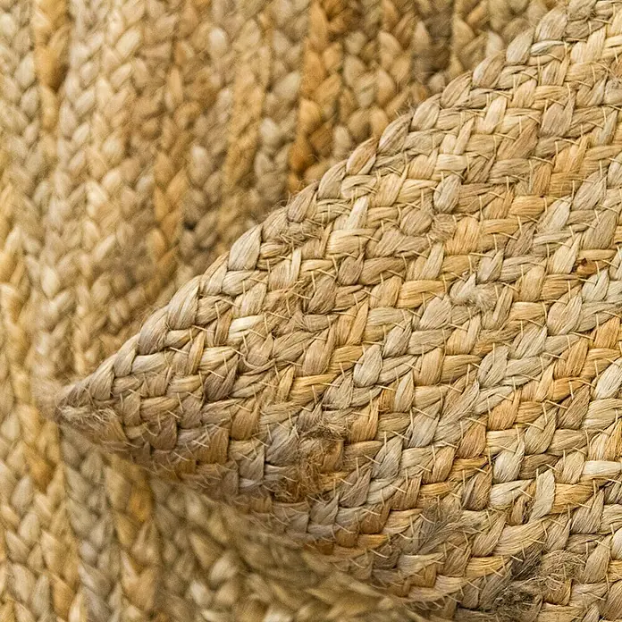 Alfombra textil plana Nazar - Beige, 300 x 200 cm - Un primer plano de una alfombra de yute tejida muestra patrones y texturas intrincados, destacando la belleza natural y la artesanía.
