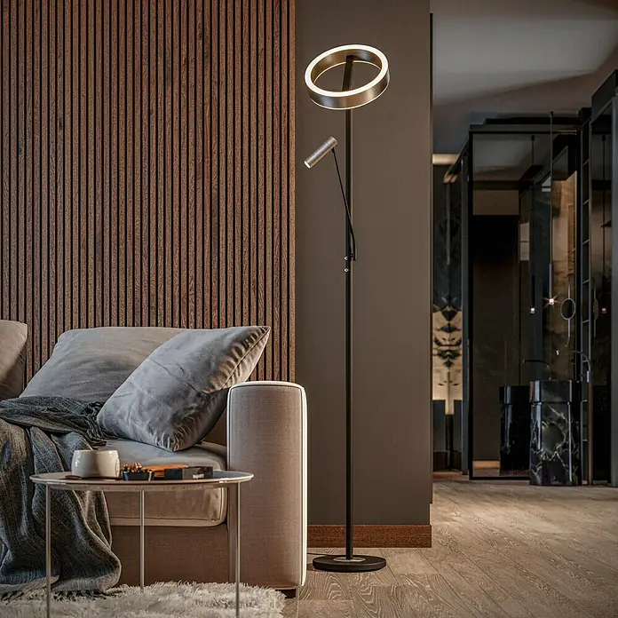 Tween Light LED-Stehleuchte Orlando - Höhe: 180 cm, Sandschwarz, Chrom, Warmweiß - Eine moderne Stehlampe mit einem kreisförmigen Lichtelement und einem verstellbaren Spot. Die Lampe ist schwarz und steht in einem eleganten Wohnzimmer.