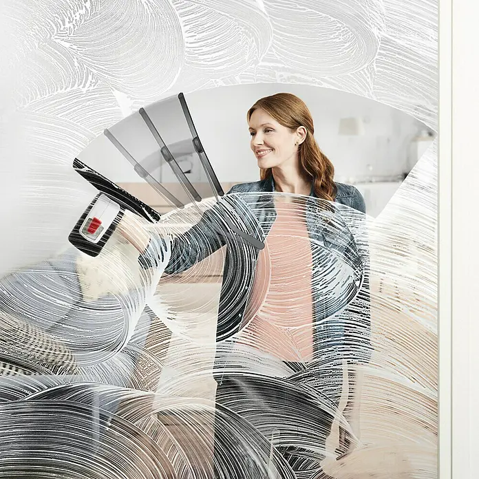 Bosch Akku-Fenstersauger GlassVac Set - 3,6 V, 2 Ah - Frau putzt Fenster mit einem modernen Fensterreiniger, der für streifenfreie Sauberkeit sorgt. Praktisches Design für müheloses Fensterputzen.