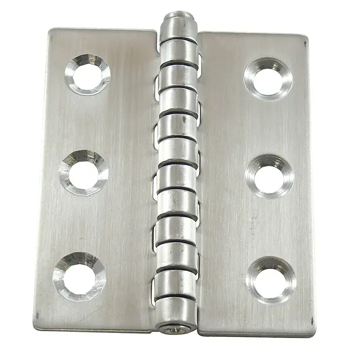Marinetech Scharnier - L x B: 50 x 60 mm, Edelstahl, Stahlsorte: A2 - Nahaufnahme eines silbernen Türscharniers mit sechs Löchern zur Befestigung an einer Tür oder einem Rahmen.