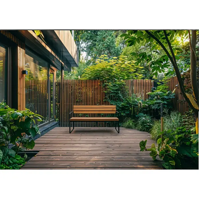 Andrewex Sichtschutzelement Quadra - 180 x 90 cm, Holz, Kiefer - Eine hölzerne Gartenbank mit schwarzen Armlehnen auf einer Holzterrasse in einem üppigen Garten mit Holzzaun.