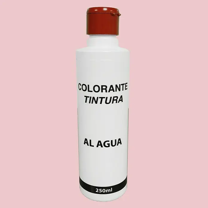 Colorante al agua - Rojo óxido, 250 ml - Una botella de plástico blanca con tapón rojo, etiquetada como "COLORANTE TINTURA AL AGUA" y "250ml", sobre un fondo rosa.