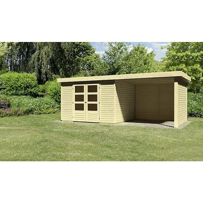 Karibu Gartenhaus Askola 5 - Außenmaß inkl. Dachüberstand (B x T): 591,5 x 262 cm, Holz, Natur, Mit Seitendach, Rück- und Seitenwand - Eine moderne Gartenlaube aus hellem Holz mit Doppeltür und offenem seitlichen Anbau, eingebettet in eine grüne Gartenlandschaft.