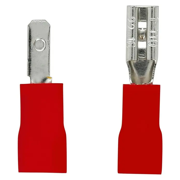 Voltomat Flachsteckhülsen - 2,8 mm, Querschnitt: 0,5 mm² - 1,5 mm², 10 x Flachstecker, 10 x Flachsteckhülsen, Rot - Zwei rote Kabelschuhe, ein Flachstecker und eine Flachsteckhülse, sind auf einem schwarzen Hintergrund abgebildet.