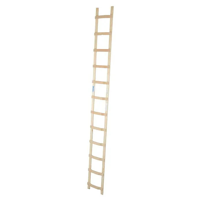 Krause Dachleiter - Länge: 3,35 m, Anzahl Tritte: 12 Stk., Holz - Eine lange, hölzerne Sprossenleiter steht vor einem weißen Hintergrund und bietet eine rustikale und funktionale Optik.