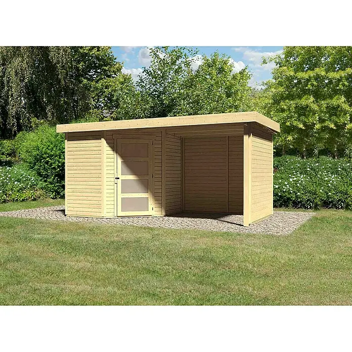 Karibu Gartenhaus Schwandorf 3 - Außenmaß inkl. Dachüberstand (B x T): 467 x 238 cm, Holz, Natur, Mit Anbaudach, Seiten- und Rückwand - Ein helles Holzgartenhaus mit Flachdach, einer Tür und einem offenen Bereich, umgeben von Rasen und Bäumen.