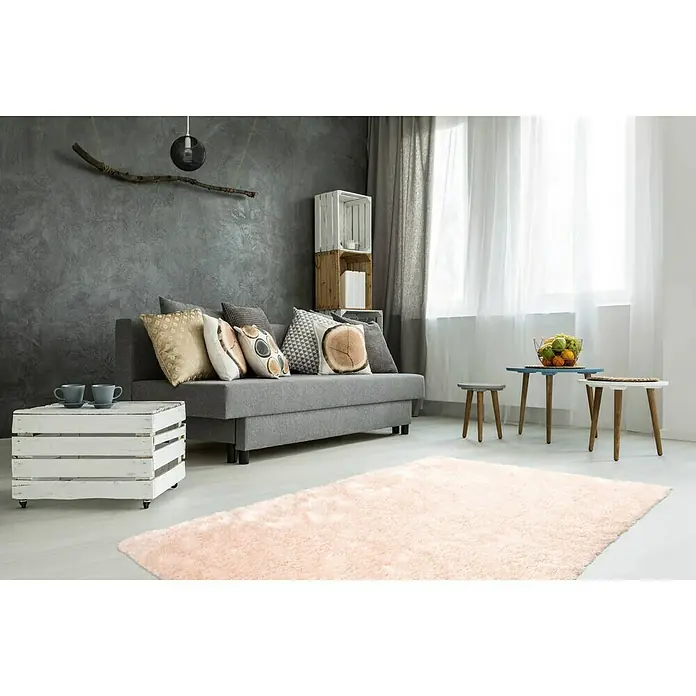 Kayoom Hochflorteppich Diamond - Puderrosa, 230 x 160 cm, 100 % Polyester - Einladendes Wohnzimmer mit einem flauschigen, hellrosafarbenen Teppich als zentralem Element. Das Sofa und die Beistelltische ergänzen das moderne Ambiente.