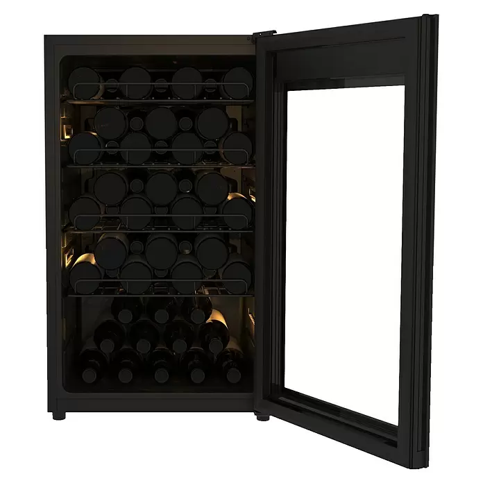 PKM Weinkühlschrank WKS57DO - Geeignet für Anzahl Flaschen: 57 Stk., L x B x H: 55 x 49,5 x 86 cm, Schwarz - Schwarzer Weinkühlschrank mit geöffneter Glastür, der mehrere Reihen Weinflaschen auf Metallregalen und einen beleuchteten Innenraum zeigt.