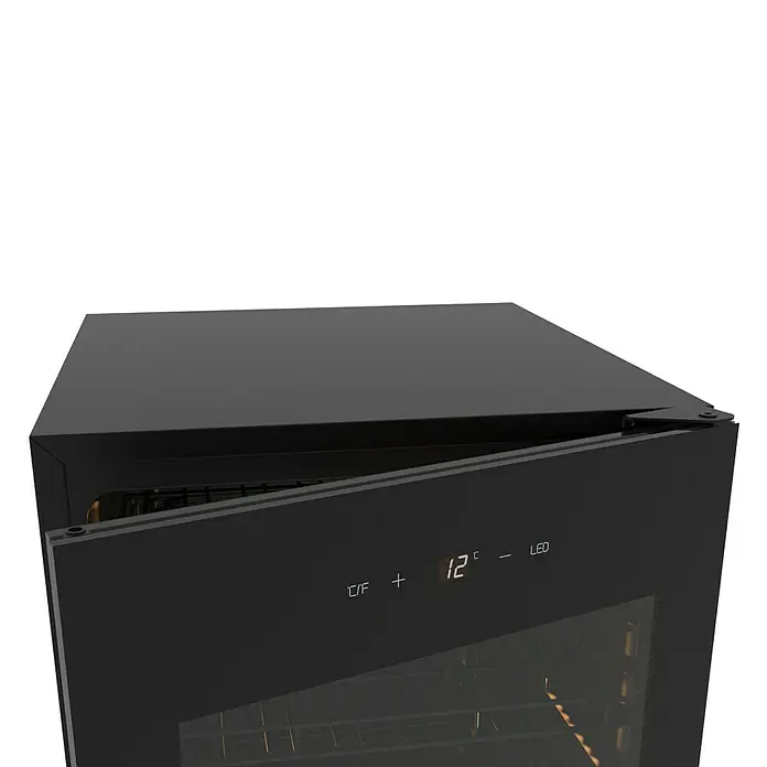 PKM Weinkühlschrank WKS57DO - Geeignet für Anzahl Flaschen: 57 Stk., L x B x H: 55 x 49,5 x 86 cm, Schwarz - Nahaufnahme eines schwarzen Weinkühlschranks mit digitaler Temperaturanzeige und leicht geöffneter Tür.