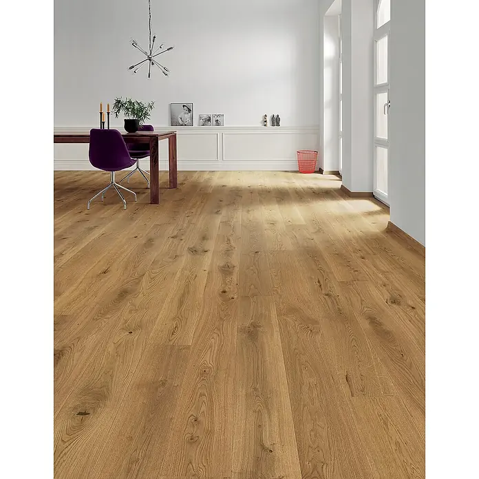 LOGOCLIC Parkett - Eiche versiegelt matt, Landhausdiele, 2.200 x 180 x 11 mm - Ein modernes Esszimmer mit einem eleganten Holztisch, lila Stühlen und einem stilvollen Parkettboden, der dem Raum Wärme verleiht.