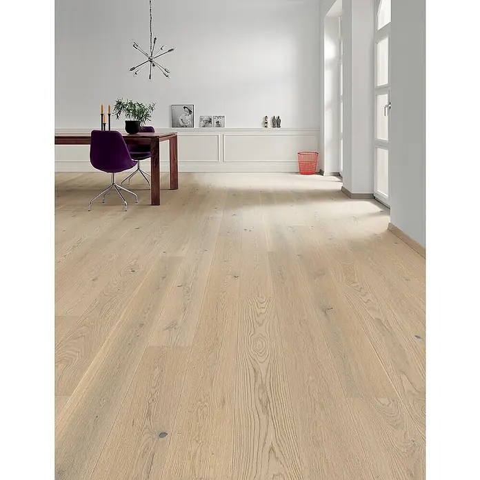 LOGOCLIC Parkett - Eiche Weiß, Landhausdiele, 2.200 x 180 x 11 mm - Helles Eichenparkett erhellt diesen Raum und sorgt für eine warme, einladende Atmosphäre. Die Dielen zeigen eine schöne Maserung.