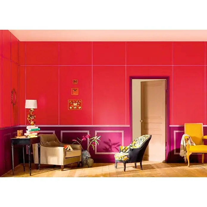 Bruguer Colores del Mundo Pintura para paredes - Japón violeta natural, Mate, 4 l - Este vibrante interior muestra una habitación con paneles de pared rojos, muebles coloridos y detalles decorativos, creando un ambiente acogedor.