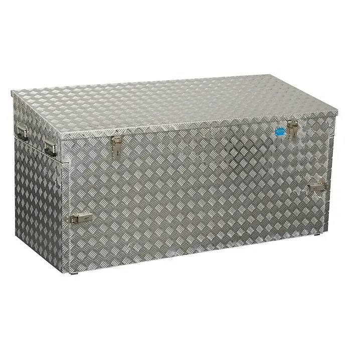 Alutec München Aufbewahrungs- & Transportbox R883 - 1.700 x 700 x 750 mm, 883 l - Silberfarbene, rechteckige Werkzeugkiste aus Aluminium mit Riffelblechmuster und Metallverschlüssen für den sicheren Transport von Werkzeugen.