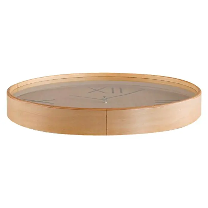 Versa Reloj de pared madera - Diámetro: 30 cm, Marrón - Primer plano de un reloj de pared de madera clara con números romanos y manecillas elegantes, mostrando un diseño minimalista.