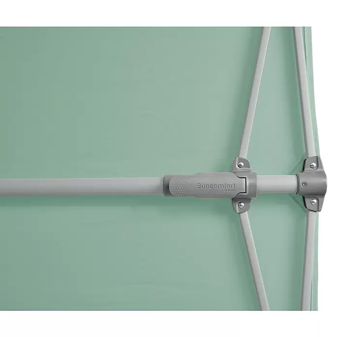 Suncomfort Balkonschirm Flex Roof - Frost-Grün, 195 x 140 cm, Aluminium - Nahaufnahme des zentralen Mechanismus eines grünen Sonnenschirms mit grauem Gestell und 'Suncomfort by Glatz'-Logo.