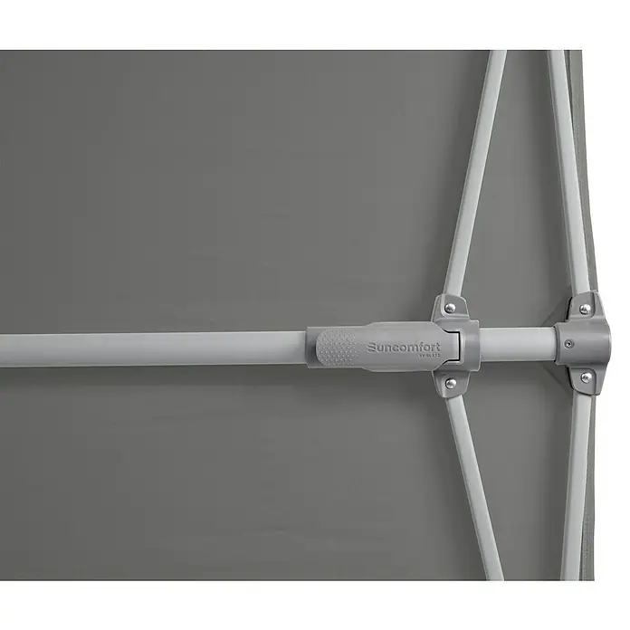 Suncomfort Balkonschirm Flex Roof - Steingrau, 195 x 140 cm, Aluminium - Nahaufnahme eines grauen "Suncomfort by Glatz"-Sonnenschirms mit Fokus auf die Gelenkverbindung.