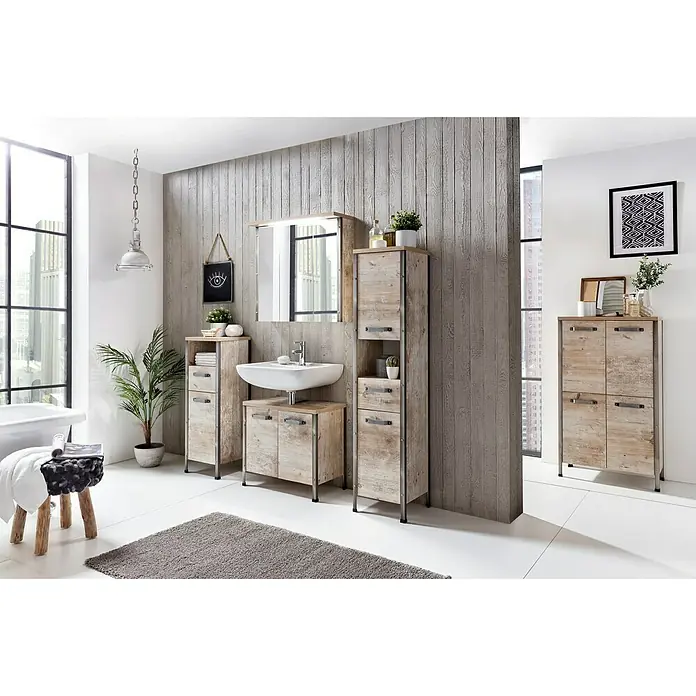 Schildmeyer Harkon Hochschrank - 35 x 34 x 162 cm, Findus - Badezimmer-Interieur mit Waschtisch, Spiegel und Schränken im rustikalen Stil. Das helle Holzdesign sorgt für eine natürliche Atmosphäre.