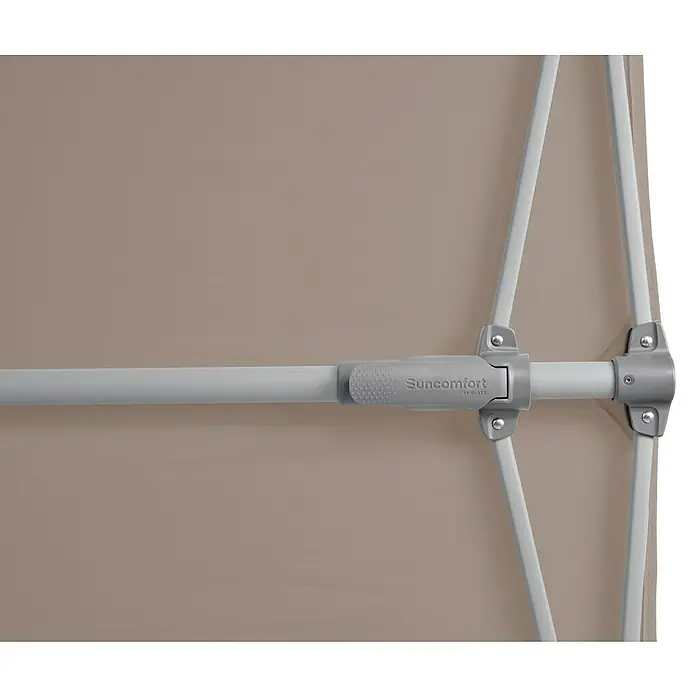 Suncomfort Balkonschirm Flex Roof - Light Taupe, Bespannungsmaß (L x B): 195 x 140 cm - Detailaufnahme eines Sonnenschirms Suncomfort by Glatz, der hochwertige Materialien und Verarbeitung erkennen lässt.