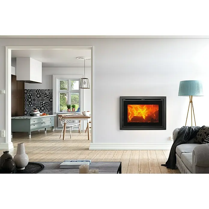 Panadero Insert de leña C-720-S - L x An x Al: 57,4 x 70 x 62,3 cm, 7 kW, 220 m³, Antracita - Salón moderno con una elegante chimenea negra de pared que crea un ambiente cálido y acogedor. Las llamas bailan en la chimenea.
