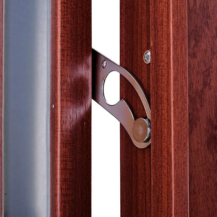 SegureStil Puerta de entrada interior S105 Serie V - 90 x 206 cm, Derecha, Sapelly, Acorazada - Primer plano de un elegante armario de madera con un pestillo de metal brillante, que destaca su fina artesanía.