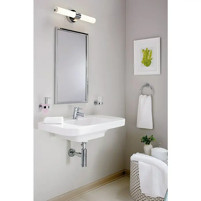 Grohe Essentials Seifenspender - Mit Halterung, Chrom, Glänzend - Ein modernes Badezimmerwaschbecken mit klaren Linien, ergänzt durch einen eleganten Spiegel und eine stilvolle Beleuchtung.