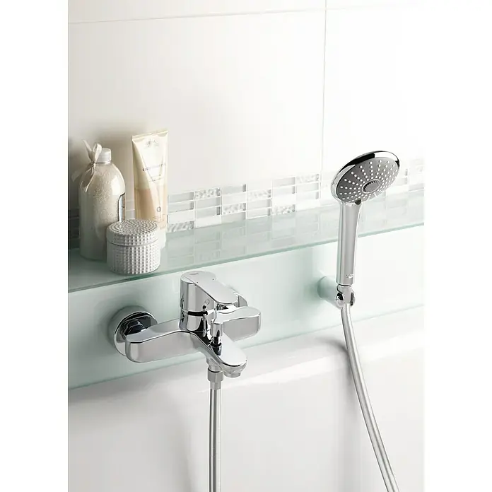Grohe QuickFix Wave Cosmopolitan Grifo monomando de bañera - Cromo, Resplandeciente - Primer plano de un elegante grifo cromado para bañera con accesorio de ducha, ideal para un baño moderno.