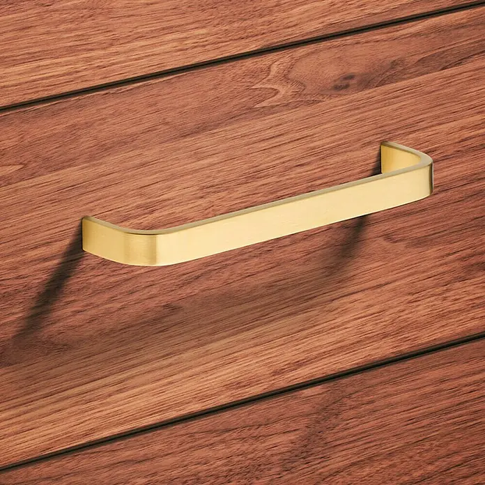 Häfele Möbelgriff - Typ Möbelgriff: Bügel, L x B x H: 13,4 x 4 x 1,5 cm, Sonstige - Goldener, moderner Schrankgriff auf einer Holzschranktür. Das schlichte Design des Griffs ergänzt das natürliche Holzdesign.