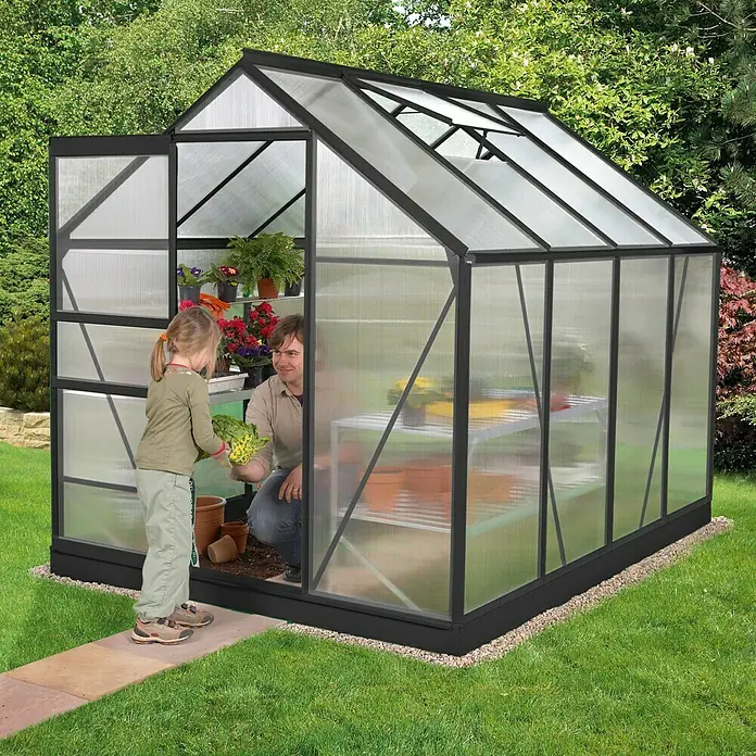 Vitavia Gewächshaus Venus 5000 - Außenmaß inkl. Dachüberstand (B x T): 195 x 257 cm, 4 mm, Schwarz - Bild eines Gewächshauses mit einer Person und einem Kind. Das Gewächshaus ist aus Glas und Metall gefertigt.