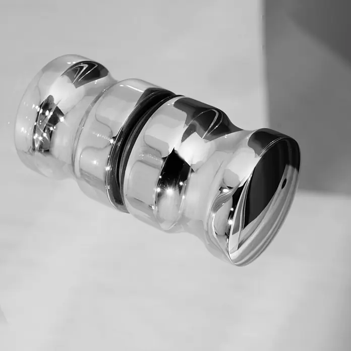 GEO Hit Nischendusche B-N400 - 90 x 202,2 cm, Unbeschichtet, Silber, 6 mm, DIN Anschlag: Rechts - Nahaufnahme eines quadratischen, verchromten Duschknaufs mit eleganten Reflexionen auf einer hellen Oberfläche.