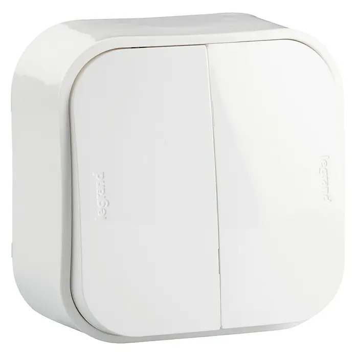 Legrand Forix Conmutador doble - Blanco, Montaje en la pared - Primer plano de un interruptor de luz doble Legrand blanco, que muestra un diseño moderno y funcionalidad.