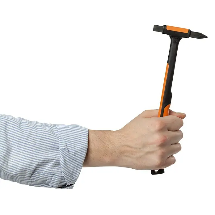 Picard Martillo para azulejos - Plástico - Un martillo de seguridad con mango naranja y negro es sujetado por una mano con camisa.