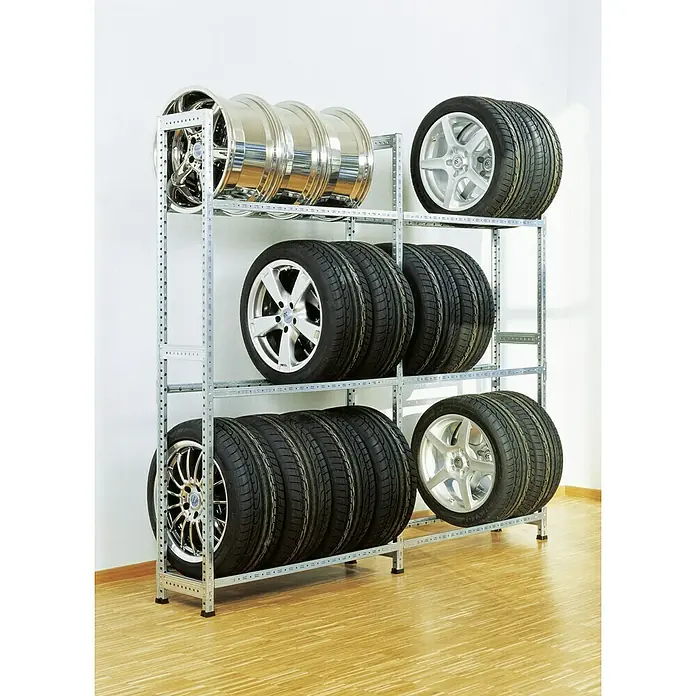 Scholz Reifenregal Grundelement - H x B x T: 228 x 129 x 32 cm, Traglast pro Träger: 200 kg, Anzahl Träger: 3 Stk., Stecken, Silber - Reifenregal mit mehreren übereinanderliegenden Reifensätzen und Felgen. Die Reifen sind sauber gestapelt und gut sichtbar.