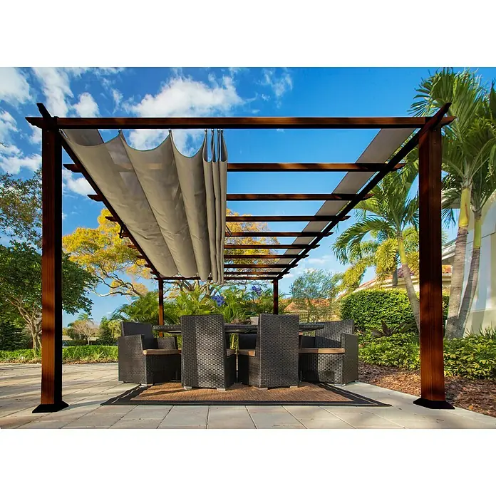 Paragon Outdoor Raffpavillon FlorenzB x T: 505 x 350 cm, Farbe Dach: Braun, Farbe Gestell: Dunkelbraun - Pergola mit dunklem Holzrahmen und verschiebbarem Sonnenschutz über einem Esstisch im Freien.