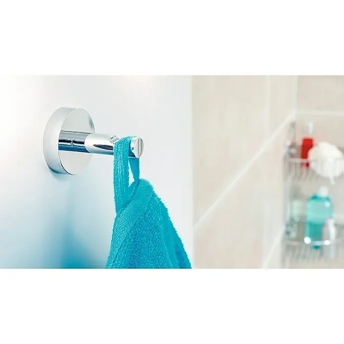 Tesa Smooz Colgador para el baño para albornoz - Cromo, Resplandeciente - Gancho de toalla con toalla azul sujeta a una pared blanca, apto para un baño o un aseo.