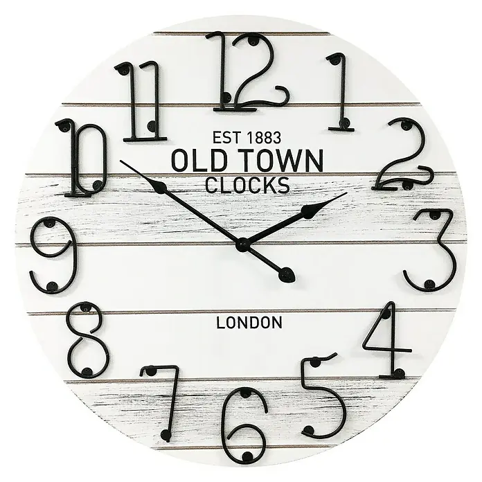 Wanduhr - Durchmesser: 50 cm, Weiß - Eine rustikale Wanduhr im Vintage-Stil mit dem Aufdruck "Old Town Clocks", die eine warme, einladende Atmosphäre schafft.