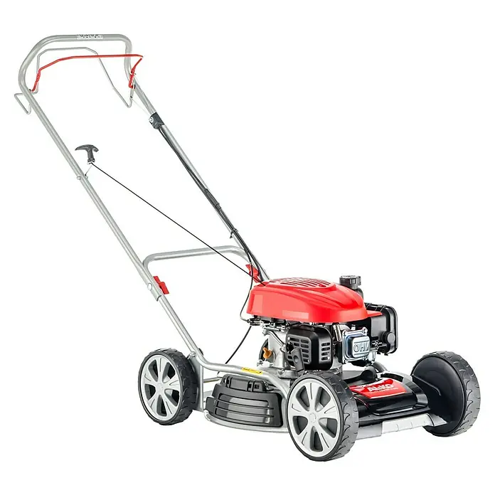 AL-KO Benzin-Rasenmäher Silver 468 SP-A Bio - 139 cm³, Schnittbreite: 46 cm - Das Bild zeigt einen roten AL-KO Benzin-Rasenmäher mit silbernem Rahmen. Das Gerät steht vor einem neutralen schwarzen Hintergrund.