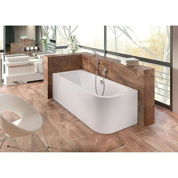 Ottofond Badewanne Bonita - 180 x 80 cm, Sanitäracryl, Weiß, Rechts, Mit Ab- und Überlaufgarnitur - Ein elegantes Badezimmer mit einer freistehenden Badewanne, umgeben von stilvollen Fliesen und einem modernen Waschtisch.