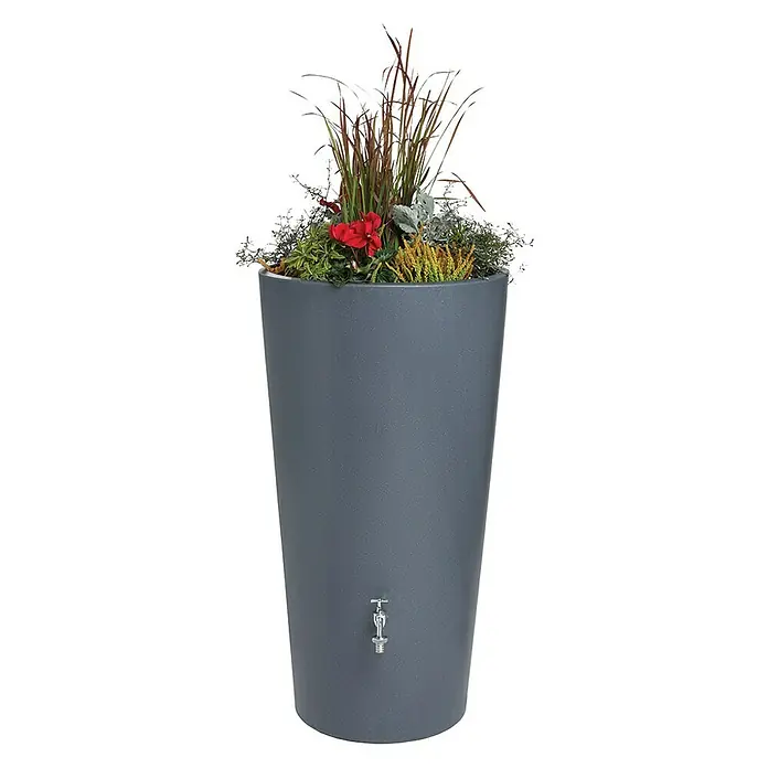Arves Regenspeicher Rainbowl Flower - 150 l, Betongrau - Ein grauer Pflanzbehälter mit einem Wasserhahn und verschiedenen Pflanzen oben, ideal für den Garten oder die Terrasse.